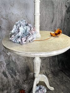 Tavolo con alzatina tecnica distressing