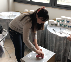 Silvia applica lo stencil