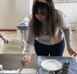 Silvia applica la chalk paint